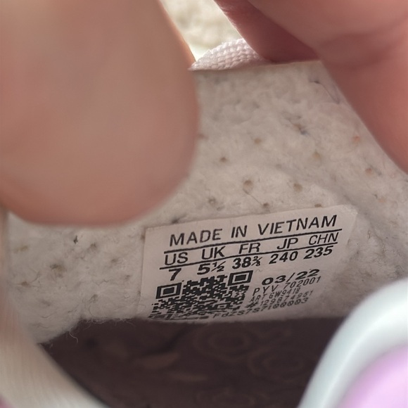 adidas Originals Retropy E5 sneakers in off-white and lilac - Picture 9 of 10